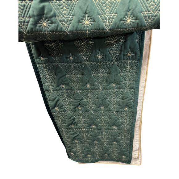 Tahari / Table Runner / Christmas/Holiday/ Home Decor /EUC - Picture 2 of 3